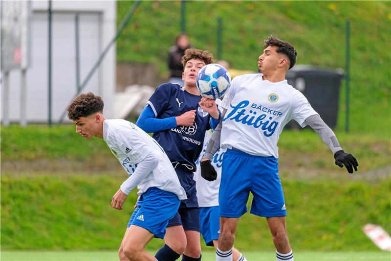 Zweiter Sieg: TSG Bad Harzburg schöpft neuen Mut Das riecht nach Handspiel: Der Kicker der JSG Weper hat die Faust zwischen den Bad Harzburgern Slavcho Angelov Uzunov (r.) und Maurice Krause am Spielgerät. Foto: Drechsler