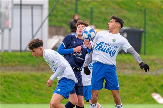 Das riecht nach Handspiel: Der Kicker der JSG Weper hat die Faust zwischen den Bad Harzburgern Slavcho Angelov Uzunov (r.) und Maurice Krause am Spielgerät.  Foto: Drechsler