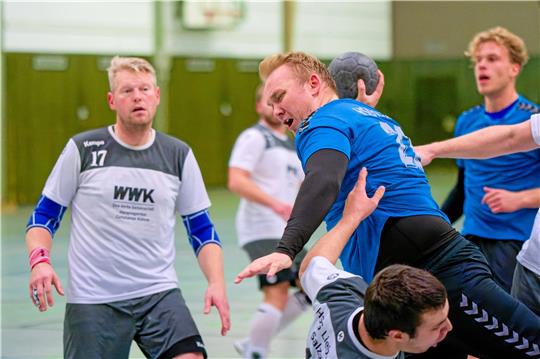 Das riecht nach Stürmerfoul: Lenny Rinke von der HSG Bad Harzburg/Vienenburg geht am Kreis der HSG Liebenburg-Salzgitter etwas ungestüm zu Werke. Foto: Drechsler