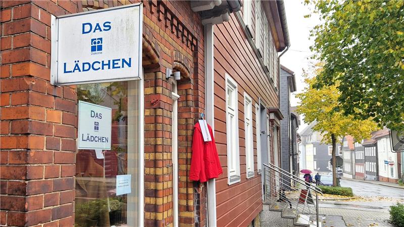 Das rote Jäckchen an der Eingangstür ist das Erkennungssymbol des Diakonie-Lädchens in der Schulstraße.