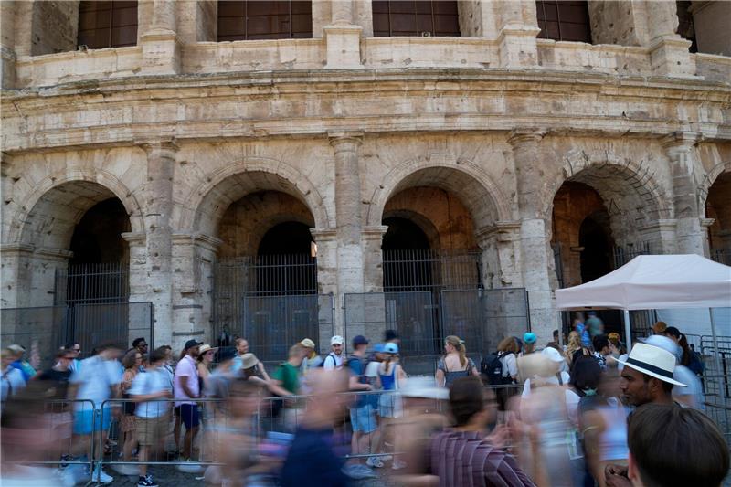 Wand im Kolosseum in Rom zerkratzt: Tourist identifiziert Das rund 2000 Jahre alte Kolosseum gehört zu den beliebtesten Touristenattraktionen in Italien und gilt als das Symbol Roms.