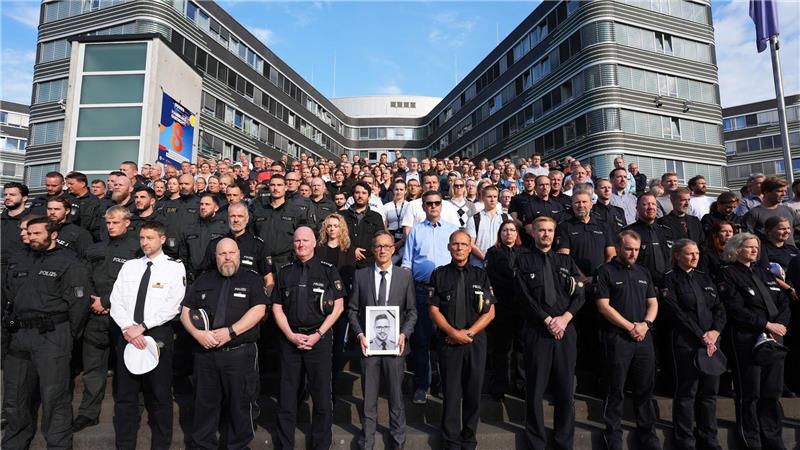 „Wir trauern“: Bundesweites Gedenken an getöteten Polizisten Das saarländische Innenministerium hatte die Polizeibehörden der anderen Länder und des Bundes eingeladen, sich der Gedenkminute anzuschließen. Hier zahlreiche Beamte vor dem Polizeipräsidium in Hamburg.