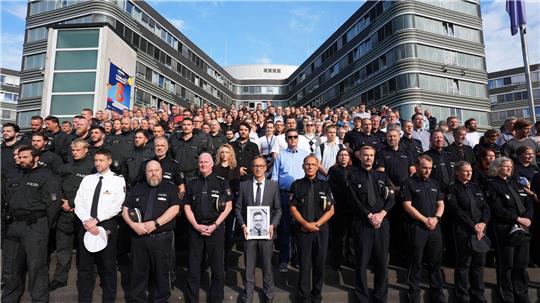 Das saarländische Innenministerium hatte die Polizeibehörden der anderen Länder und des Bundes eingeladen, sich der Gedenkminute anzuschließen. Hier zahlreiche Beamte vor dem Polizeipräsidium in Hamburg.