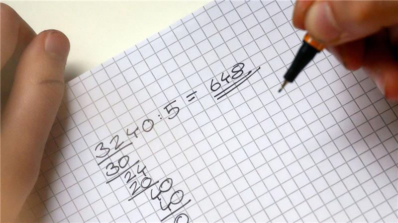 Das schriftliche Dividieren soll im Mathematikunterricht in Niedersachsen künftig anders unterrichtet werden als bisher.