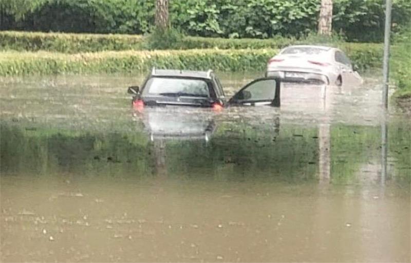Zwei Fahrzeuge blieben am Montagmorgen im Wasser stecken.