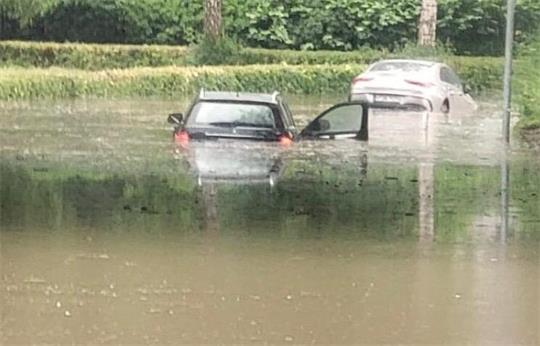 Zwei Fahrzeuge blieben am Montagmorgen im Wasser stecken.