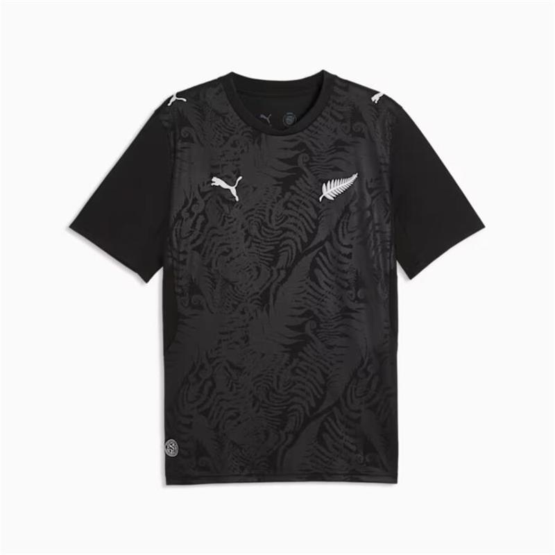 Schwarzes Trikot mit einem Silberfarn, der bekannten Pflanze Neuseelands.