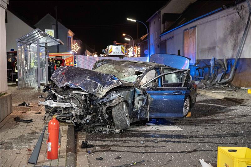 Tod eines 14-Jährigen an Bushalte: Unfallursache noch unklar Das schwer beschädigte Fahrzeug an der Bushaltestelle in Niederkassel.