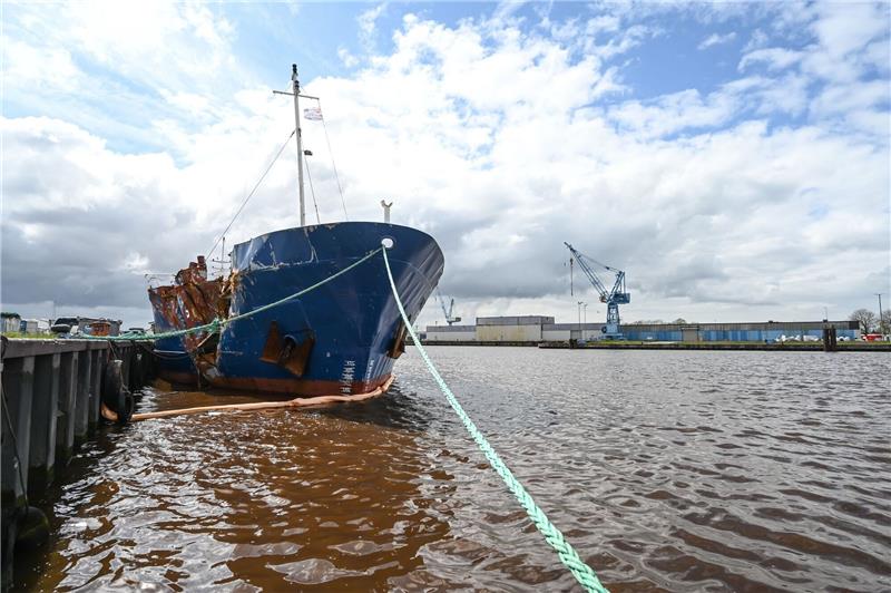 Das schwer beschädigtes Küstenmotorschiff liegt vor einer Werft in Emden.