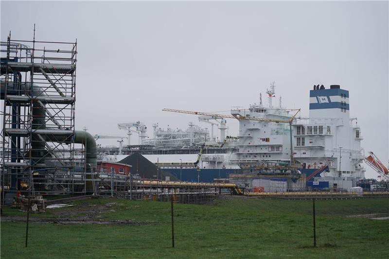Drittes LNG-Terminal - Baustart für weiteren Anleger Das schwimmende LNG-Terminal «Höegh Gannet» am Anleger im Industriehafen Brunsbüttel.