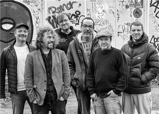 Das sechsköpfige „Liedermacher-Ungeheuer“, setzt sich aus den Herren Burger, Pensen, Totte, Labörnski, Rüdiger Bierhorst und Fred Timm zusammen. Foto: Band