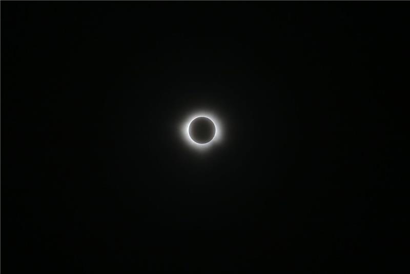 Millionen Menschen sehen totale Sonnenfinsternis Das sehen Menschen, die vom Hafen in Mazatlán, Mexico aus die totale Sonnenfinsternis beobachten.