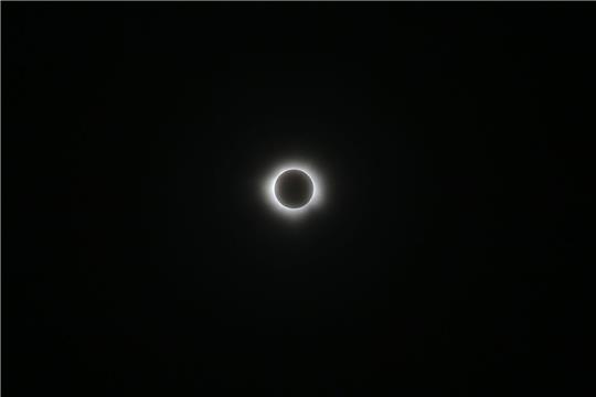 Das sehen Menschen, die vom Hafen in Mazatlán, Mexico aus die totale Sonnenfinsternis beobachten.