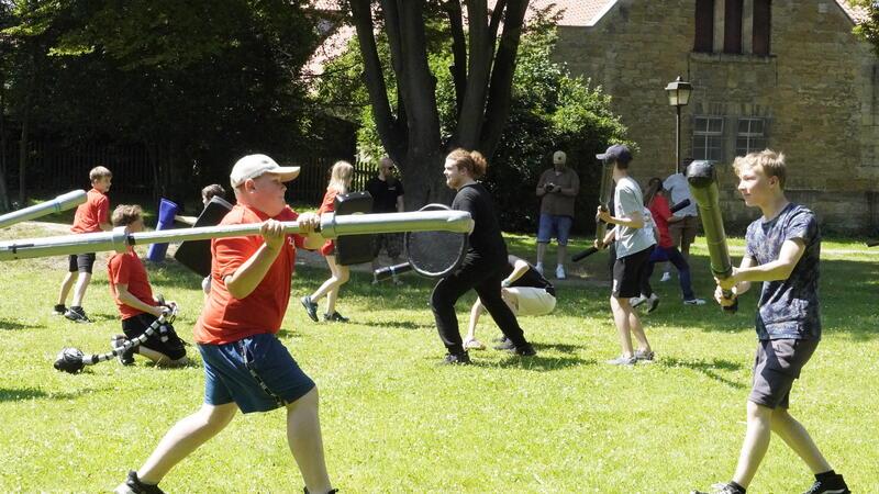 In Bündheims Schlosspark geht die Jugend aufeinander los Das sieht martialisch aus, aber Jugger ist kein brutales Spiel.