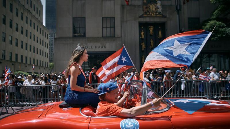 Das sieht nach Spaß aus: eine Parade zum Tag von Puerto Rico. Feiernde ziehen die Fifth Avenue entlang und lassen sich bewundern.