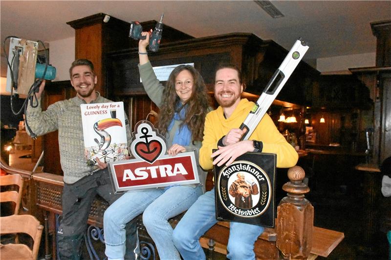 Das sind die Drei vom Kö (v.li.): Christopher Ernst, Hanna Ziervogel und Michael Helmbrecht sind die neuen Gesellschafter und machen am 1. April das Kö wieder auf. Es bleibt eine Schankwirtschaft, Getränkekarte und Inneneinrichtung wurden überarbeitet, die Öffnungszeiten erweitert. Hinter der Theke steht das bewährte Team – aber die eine oder andere „Gesellschafterschicht“ werden „Chris, Hanna und Helmi“ auch übernehmen, versichern sie. Foto: Kempfer