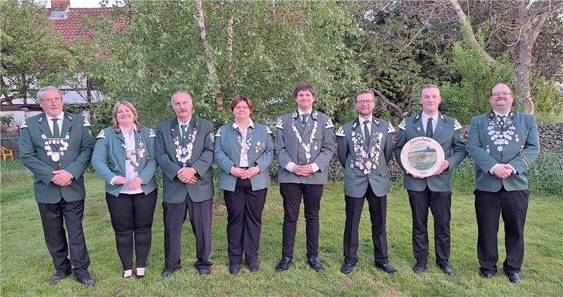 Das sind die Könige: Jürgen Kollenrott, Saskia Schrader, Manfred Dullin, Sandra Hettling, Felix Hettling, Peter Blumenberg, Henning Blumenberg und Matthias Hettling. Foto: Hohaus