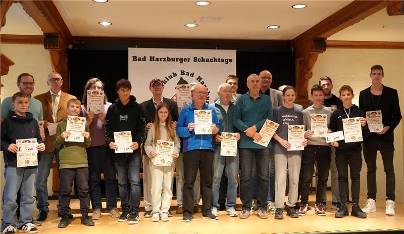 Erstmals gewinnt eine Frau bei den Bad Harzburger Schachtagen Das sind die stolzen Gewinner der Bad Harzburger Schachtage. Open-Siegerin Klaudia Kulon kann an der Siegerehrung nicht teilnehmen.