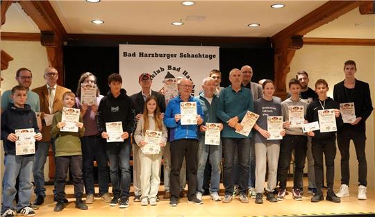 Das sind die stolzen Gewinner der Bad Harzburger Schachtage. Open-Siegerin Klaudia Kulon kann an der Siegerehrung nicht teilnehmen.