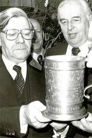 Das sind noch Krüge: Da zeigt sich auch ein kühler Hanseat beeindruckt.