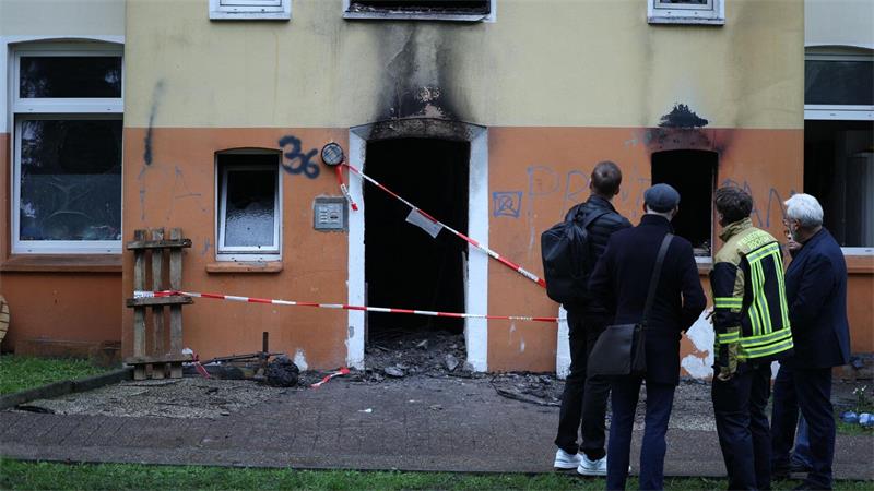 Das stark beschädigte Mehrfamilienhaus nach dem Feuer in Bochum