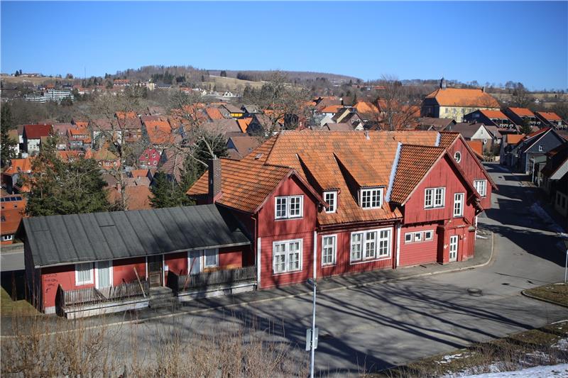 Das stark renovierungsbedürftige ehemalige Bahngebäude am Glockenberg in St. Andreasberg soll verkauft werden. Die Stadt will, dass es künftig gastronomisch genutzt wird.  Foto: Jung