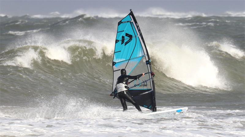 Das stürmische Wetter hat auf Norderney hohe Wellen verursacht - zur Freude mancher Wassersportler. 