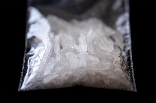 Das synthetisch hergestellte Crystal Meth bezeichnet eine Kristallform von Methamphetamin, was wiederum eine Abwandlung des Aufputschmittels Amphetamin ist.