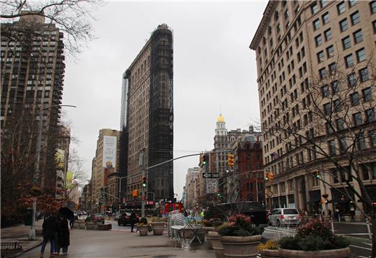 Das teilweise eingerüstete Flatiron Building in dem nach ihm benannten Flatiron District von Manhattan.