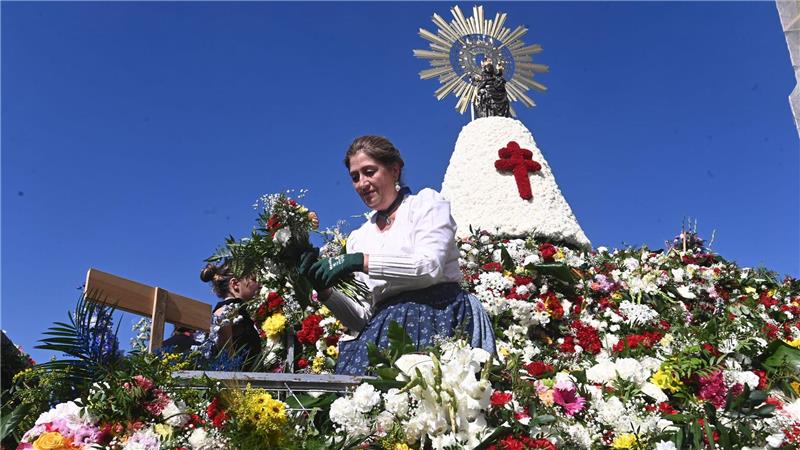 Das traditionelle Blumenopfer zu Ehren der Jungfrau von Pilar  ist das Hauptereignis der Fiestas del Pilar.