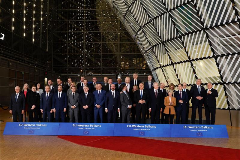 EU fordert Balkanländer bei Gipfel zu Reformen auf Das traditionelle Gruppenfoto der Staats- und Regierungschefs der Europäischen Union und der westlichen Balkanstaaten in Brüssel.