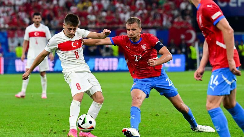 Türkei müht sich ins Achtelfinale Das türkische Top-Talent Arda Güler (l) stand gegen Tschechien wieder in der Startelf.
