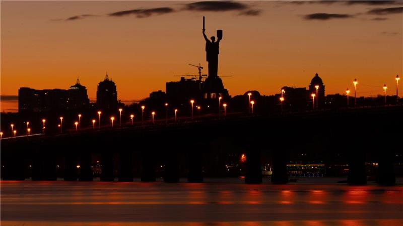 Das ukrainische Mutterland-Denkmal in Kiew ist bei Sonnenuntergang zu sehen.