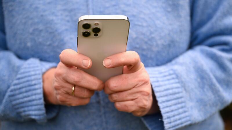 Das ungute Gefühl gegenüber den neuen digitalen Anwendungen ist bei den Älteren besonders stark ausgeprägt. In der Altersgruppe von 75 Jahren und älter sagen 66 Prozent, dass sie sich häufig überfordert fühlen.