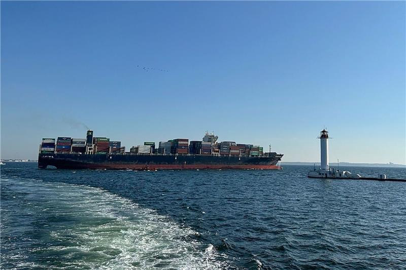 Das unter der Fahne Hongkongs fahrende Containerschiff Joseph Schulte verlässt den Hafen von Odessa, um durch den temporären Korridor zu fahren, der für Handelsschiffe aus den ukrainischen Schwarzmeerhäfen eingerichtet wurde.