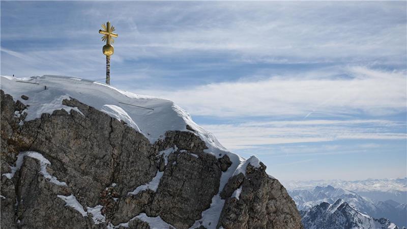 Das vergoldete Gipfelkreuz ist mit Aufklebern zugepflastet. (Archivbild)  