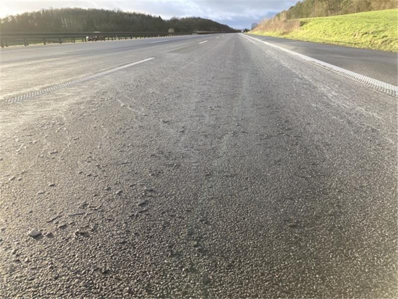 Wieder freie Fahrt auf der A7 – mit eingeschränktem Tempo Das vermutlich flüssige Kokosfett hat die A7 in eine rutschige Fahrbahn verwandelt. Foto: PI Göttingen