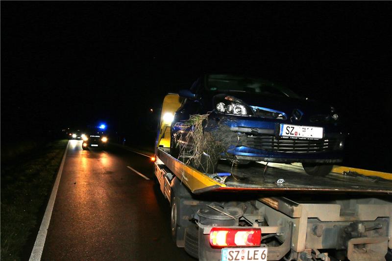 Das verunfallte Auto wird am Montagabend abgeschleppt. Foto: Leifeld