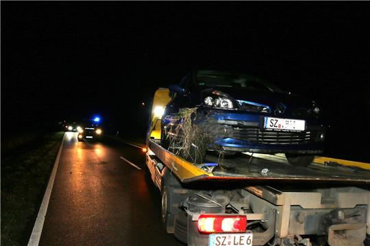 Das verunfallte Auto wird am Montagabend abgeschleppt. Foto: Leifeld