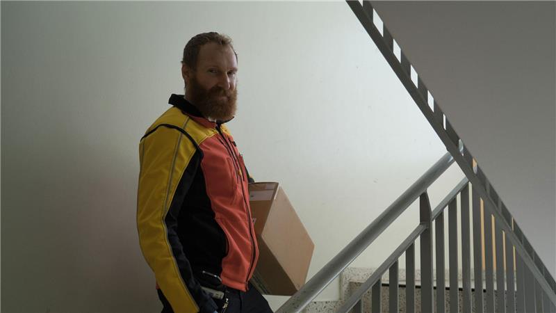 Das viele Treppensteigen ist für Paketboten anstrengend. 