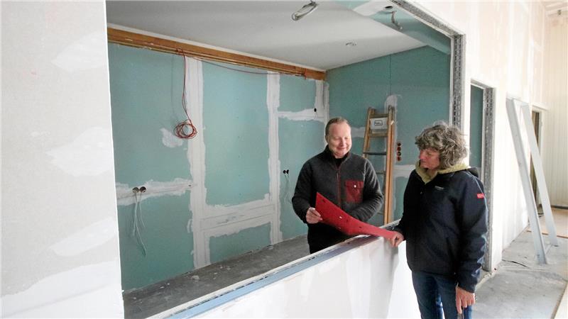 Sanierung des Franz-Tasler-Hauses: Wann endet Gieldes Leidenszeit? Das vielleicht erste Gespräch im neuen Thekenbereich des Franz-Tasler-Haus: Michael Petrick, Allgemeiner Vertreter des Bürgermeisters, und Ortsbürgermeisterin Friederike Fiebig.