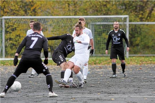 Das vierte Spiel innerhalb von elf Tagen auf dem heimischen Hartplatz wartet auf Robin Bertram und die SG Bredelem/Astfeld, wenn am Mittwoch das abgebrochene Pokalspiel gegen den TSV Hallendorf nachgeholt wird. Foto: Gietemann