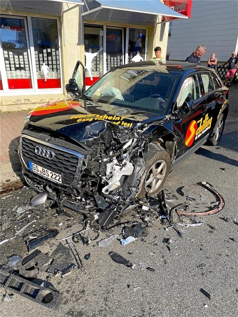 Das völlig demolierte Fahrschulauto, nachdem der Smart frontal hineingefahren ist. Fahrschüler und Fahrlehrer geht es aber schon wieder besser. Foto: Privat