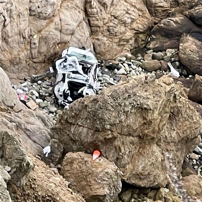Auto stürzt 75 Meter tief - alle Insassen überleben Das völlig zerstörte Auto, das am Pacific Coast Highway von einer Klippe etwa 75 Meter in die Tiefe stürzte.