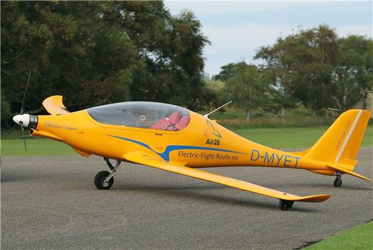 Das vollelektrische Ultraleicht-Flugzeug «Elektra Trainer» steht am Flugplatz der Insel Norderney.