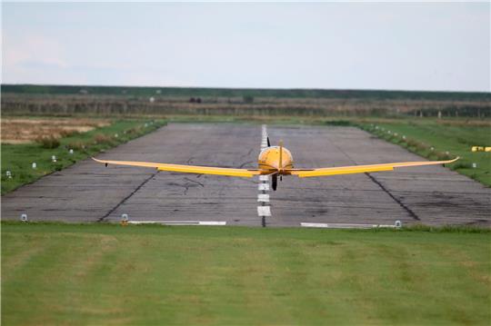 Das vollelektrische Ultraleicht-Flugzeug «Elektra Trainer» landet auf dem Flugplatz der Insel Norderney.