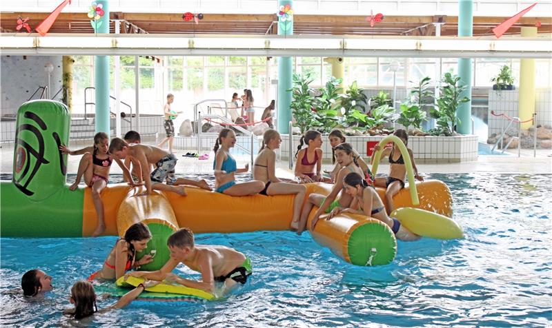 Freunde des Harzburger Silberbornbades sind frustriert Das vom Förderverein gekaufte und betreute riesige Schwimmspielzeug „Doggy“ ist bei kleinen Silberbornbad-Besuchern beliebt. Viel gebracht im Sinne des Vereinszwecks hat es aber auch nicht. Foto: GZ-Archiv