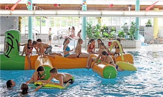 Das vom Förderverein gekaufte und betreute riesige Schwimmspielzeug „Doggy“ ist bei kleinen Silberbornbad-Besuchern beliebt. Viel gebracht im Sinne des Vereinszwecks hat es aber auch nicht. Foto: GZ-Archiv
