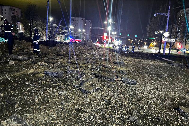 Kampfjet-Zwischenfall: Verletztenzahl in Russland steigt Das vom Telegram-Kanal des Gouverneurs der Region Belgorod veröffentlichte Handout-Foto zeigt den Krater nach der Explosion in Belgorod unweit der Grenze zur Ukraine.