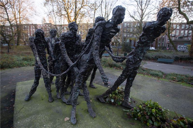 Das von Erwin de Vries geschaffene Nationadenkmal zur Erinnerung an die Sklaverei in Amsterdam.